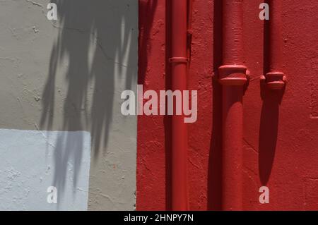 Tuyaux rouges sur le mur Banque D'Images