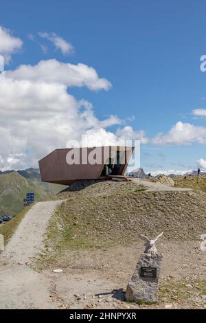 Timmelsjoch Experience Pass Museum au-dessus de la route alpine de Timmelsjoch, à la frontière italienne-autrichienne. Alpes Oetztal, Etat du Tyrol, Autriche Banque D'Images