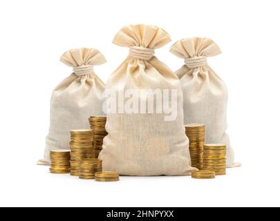 Trois sacs d'argent avec des piles de pièces d'or isolées sur fond blanc. Maquette de modèle. Banque D'Images