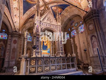Intérieur de l'église d'Orsanmichele, avec le Tabernacle gothique flamboyant d'Andrea Orcagna, Florence Banque D'Images