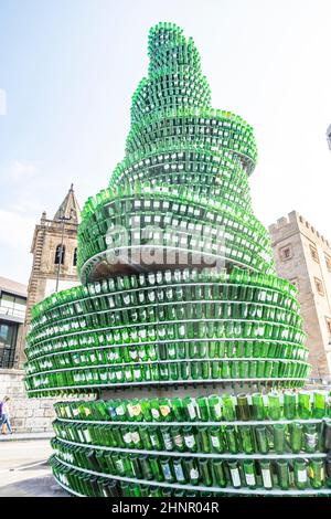 Monument réalisé avec des bouteilles de cidre à Gijon, Espagne Banque D'Images