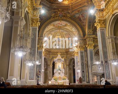 Intérieur et autel principal du sanctuaire Marial Nostra Signora della Guardia, au sommet du mont Figogna, surplombant Gênes Banque D'Images