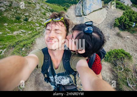 Vue aérienne de la Great Green Ridge.Guy and Girl debout sur une grande colline avec le décor d'un paysage de montagne énorme Banque D'Images