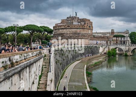 Château du Saint Ange et du Tibre à Rome. Banque D'Images