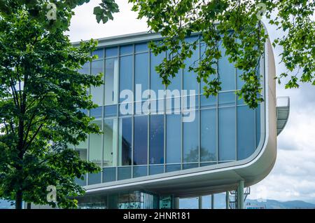 SANTANDER, ESPAGNE - 8 JUILLET 2021 : détail de l'architecture du Centre Botin, un centre d'art de Santander (Cantabrie, Espagne). Le bâtiment a été conçu par l'architecte Renzo Piano, inauguré en 2017 Banque D'Images