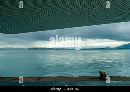 SANTANDER, ESPAGNE - 8 JUILLET 2021 : vue sur la baie de Santander depuis le Centre Botin, un centre d'art de Santander (Cantabrie, Espagne). Le bâtiment a été conçu par l'architecte Renzo Piano, inauguré en 2017 Banque D'Images