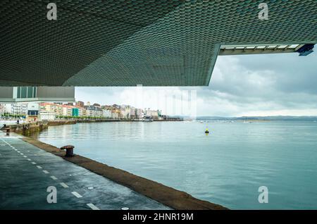 SANTANDER, ESPAGNE - 8 JUILLET 2021 : vue sur la baie de Santander depuis le Centre Botin, un centre d'art de Santander (Cantabrie, Espagne). Le bâtiment a été conçu par l'architecte Renzo Piano, inauguré en 2017 Banque D'Images