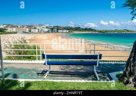 SANTANDER, ESPAGNE - 9 JUILLET 2021 : plage de Sardinero à Santander, vue depuis un parc Banque D'Images
