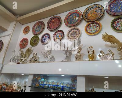 Vue rapprochée des assiettes turques colorées exposées sur un stand souvenir extérieur à Istanbul, en Turquie Banque D'Images