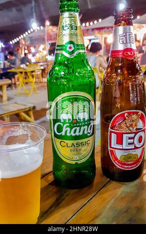 Chang Leo Beer Thai marché de nuit Street food Bangkok Thaïlande. Banque D'Images