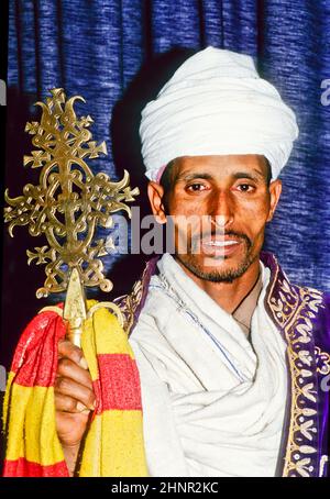 Prêtre copte en Ethiopie dans son église Banque D'Images