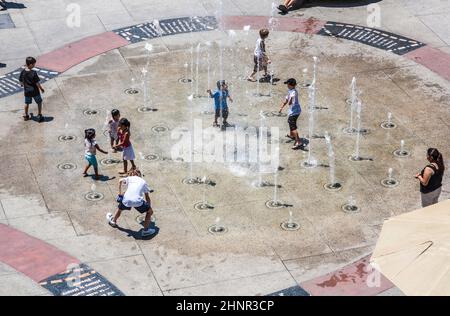 Les enfants jouent dans la fontaine du Hollywood and Highland Center à Hollywood Banque D'Images