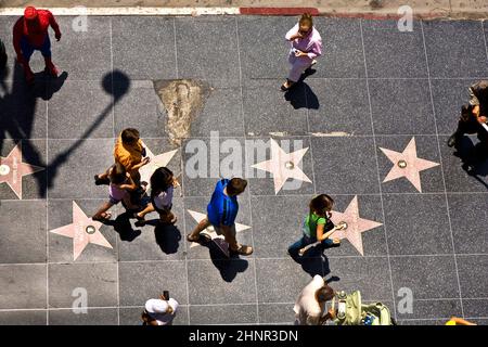 Les gens à la promenade de la renommée à Hollywood Banque D'Images