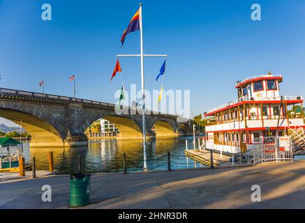 London Bridge dans le lac Havasu, ancien pont historique reconstruit avec des pierres d'origine Banque D'Images