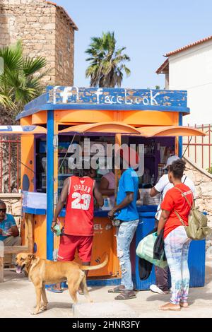 Kiosque de restauration sur la rue front de mer, Rua Kuamen'Kruma, Santa Maria, Sal, República de Cabo (Cap-Vert) Banque D'Images