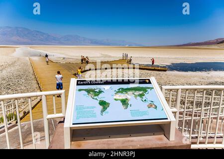 Badwater, point le plus profond des Etats-Unis, Saltsee a mélangé avec des minéraux dans la vallée du désert, plus profond que le niveau de la mer Banque D'Images