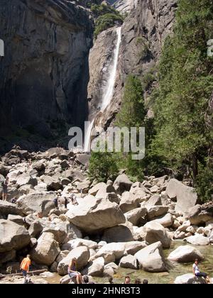 Les gens apprécient la chute d'eau des chutes de Yosemite supérieure et inférieure Banque D'Images