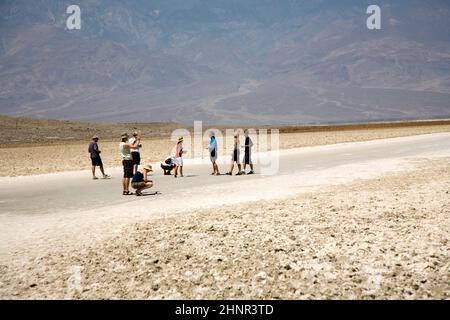 Badwater, point le plus profond des Etats-Unis, Saltsee a mélangé avec des minéraux dans la vallée du désert Banque D'Images