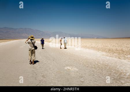 Badwater, point le plus profond des Etats-Unis, Saltsee a mélangé avec des minéraux dans la vallée du désert Banque D'Images