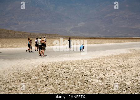 Badwater, point le plus profond des Etats-Unis, Saltsee a mélangé avec des minéraux dans la vallée du désert Banque D'Images