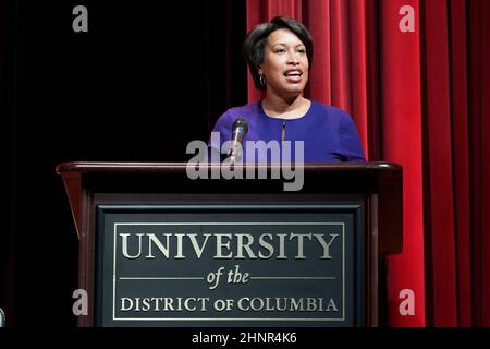 17 février 2022, Washington, Distric of Columbia, Etats-Unis: Le maire de DC, MURIEL BOWSER, a prononcé des remarques sur l'héritage des peuples Afroamericains lors de la célébration de la Journée des bailleurs de fonds de l'UDC 2022, aujourd'hui le 17 février 2022 à l'Université du District de Columbia à Washington DC, Etats-Unis. (Credit image: © Lénine Nolly/ZUMA Press Wire) Banque D'Images