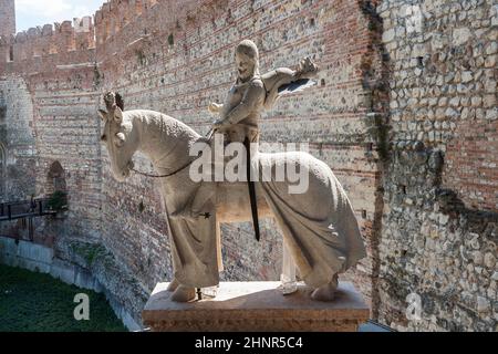 Statue de chevalier à l'ancien pont de Vérone - Castelvecchio Banque D'Images