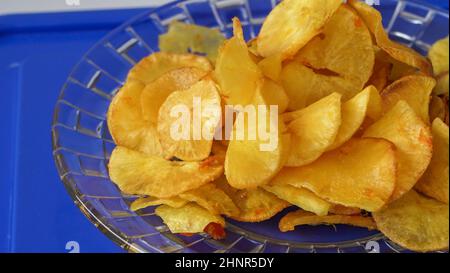 Gros plan du gâteau au manioc et des chips sur la table Banque D'Images