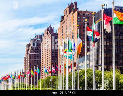 Siège des Nations Unies avec drapeaux des membres de l'ONU Banque D'Images