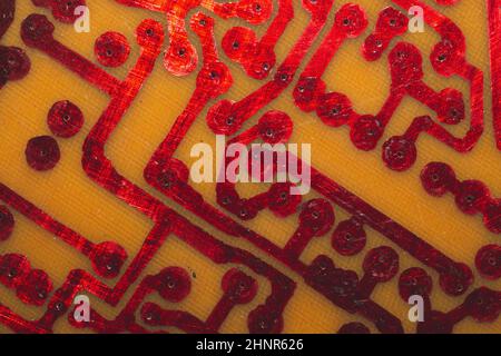 Circuit imprimé fait main avec pistes soudées rouges. Arrière-plan industriel. Textolite avec soudure Banque D'Images