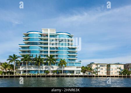 Nouveaux immeubles d'appartements au canal de fort Lauderdale Banque D'Images