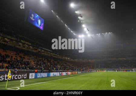 Milan, Italie. 16th févr. 2022. Vue du stade lors de la Ligue des champions de l'UEFA 2021/22 Round de 16 - match de football de première jambe entre le FC Internazionale et le FC Liverpool au stade Giuseppe Meazza.(score final; FC Internazionale 0:2 Liverpool FC) (photo de Fabrizio Carabelli/SOPA Images/Sipa USA) Credit: SIPA USA/Alay Live News Banque D'Images