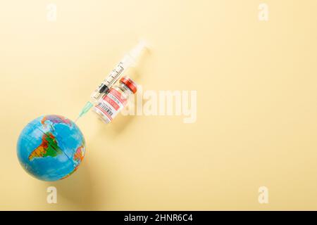 Flacons de vaccins flacons, seringues pour la vaccination contre le coronavirus et globe Banque D'Images