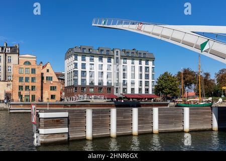 La passerelle au-dessus de la rivière Motława à Gdansk Banque D'Images