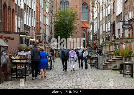 Groupe de personnes sur la rue Mariacka à Gdansk, Pologne. Banque D'Images