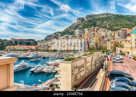 Vue sur les yachts de luxe et les appartements à Monte Carlo, Monaco Banque D'Images