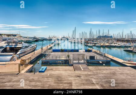 Vue sur le Vieux Port, Cannes, Côte d'Azur, France Banque D'Images