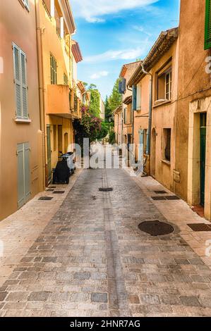 Promenade dans les rues pittoresques de Saint-Tropez, Côte d'Azur, France Banque D'Images