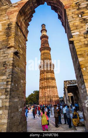 Les gens visitent Qutb Minar, Delhi, le plus haut minaret construit en briques du monde Banque D'Images