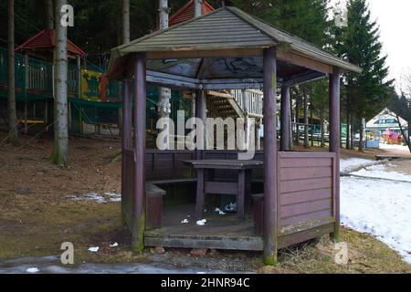 Après le pique-nique, illégalement disposé de déchets dans une cabane de repos Banque D'Images