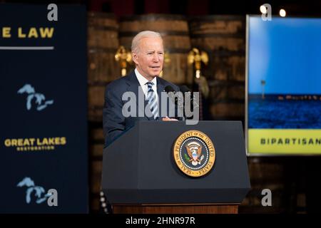 Lorain, États-Unis. 17th févr. 2022. Le président Joe Biden a prononcé un discours sur la loi bipartisane sur les infrastructures aux chantiers navals de Lorain, Ohio, le 17 février 2021. (Photo par Dominick Sokotooff/Sipa USA) crédit: SIPA USA/Alay Live News Banque D'Images