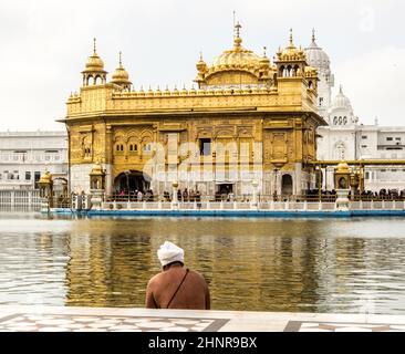 Les gens prient dans le Harimandir Sahib au complexe du temple d'Or, Amritsar Banque D'Images