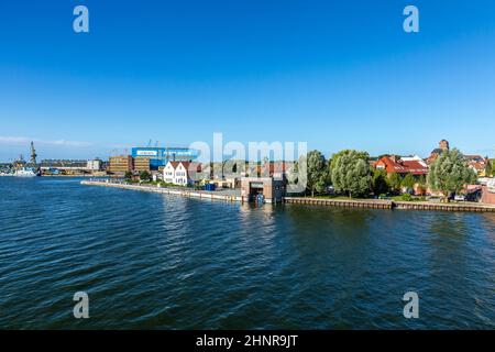 Vue sur la rivière Peene jusqu'au chantier naval de Wolgast. Banque D'Images