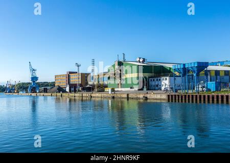 Vue sur la rivière Peene jusqu'au chantier naval de Wolgast. Banque D'Images