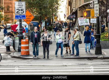 Les gens de New York attendent le feu vert pour traverser la rue Banque D'Images