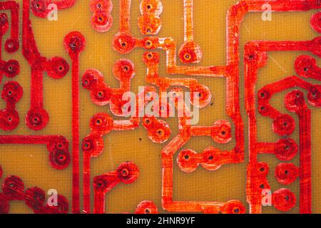Circuit imprimé fait main avec pistes soudées rouges. Arrière-plan industriel. Textolite avec soudure Banque D'Images