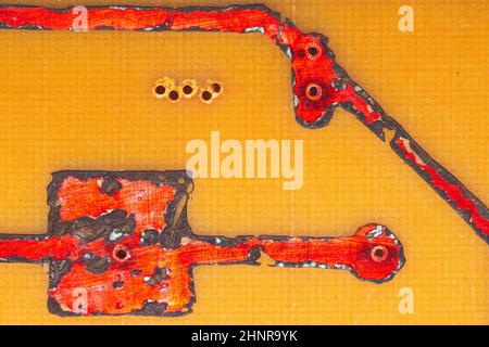 Circuit imprimé fait main avec pistes soudées rouges. Arrière-plan industriel. Textolite avec soudure Banque D'Images