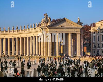 Touristes à pied de la place Saint-Pierre au Vatican Banque D'Images