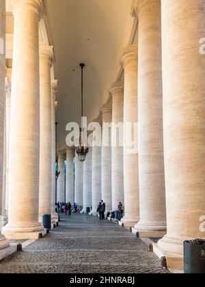 Touristes à pied de la place Saint-Pierre au Vatican Banque D'Images