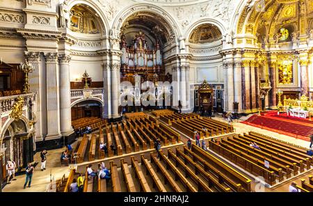 Les gens visitent le Berliner Dom de l'intérieur Banque D'Images