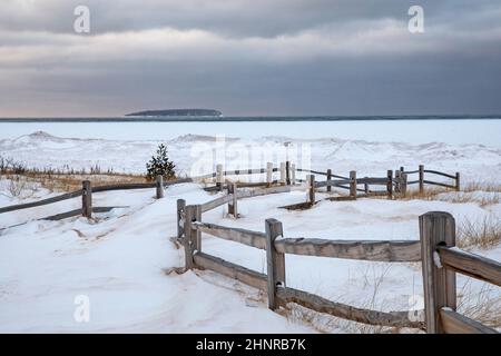 Au train, Michigan - Un passage couvert de neige menant à une plage du lac supérieur. Banque D'Images